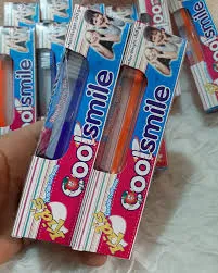 معجون اسنان مع الفرشه